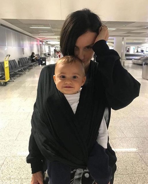 Gülşen, minik Azur ile çekilen fotoğrafını Instagram'da paylaştı ve altına şu notu düştü:"Hafta sonu konserlerimiz harika geçti. Önce Kıbrıs, sonra Almanya. Azur da her zaman olduğu gibi benimle birlikte yollardaydı. Bu fotoğraf Frankfurt Havalimanı'ndan. Şimdi yeni konserler için enerji topluyor bol bol anne sütüyle."