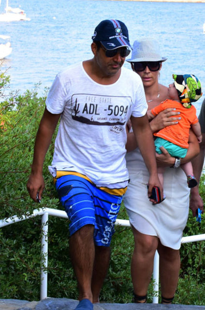 Emrah'ın eşi Sibel Kirer pareosunu hiç çıkarmayıp denize girmeyi tercih etmezken oğlu Elyesa'yı bol bol denize sokmuştu...