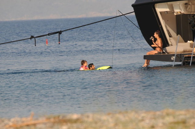 Hürriyet'ten Cenker Tezel'in haberine göre; Şarkıcı, önceki gün kaldığı otelin havuz başındaydı.