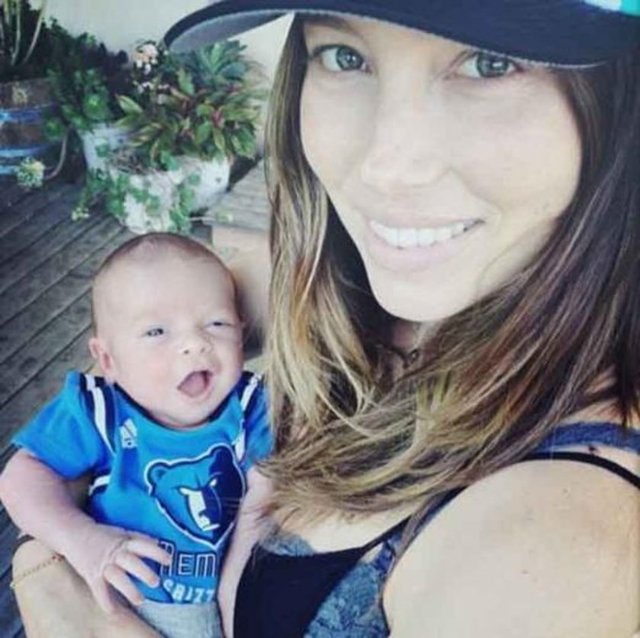 Justin Timberlake, minik oğlu Silas ile karısı Jessica Biel'in birlikte çektiği bir fotoğrafını Instagram sayfasında takipçileriyle paylaştı. Minik bebeğin parlak mavi gözleriyle gülümseyen pozu Timberlake'in takipçilerinden çok sayıda beğeni aldı.