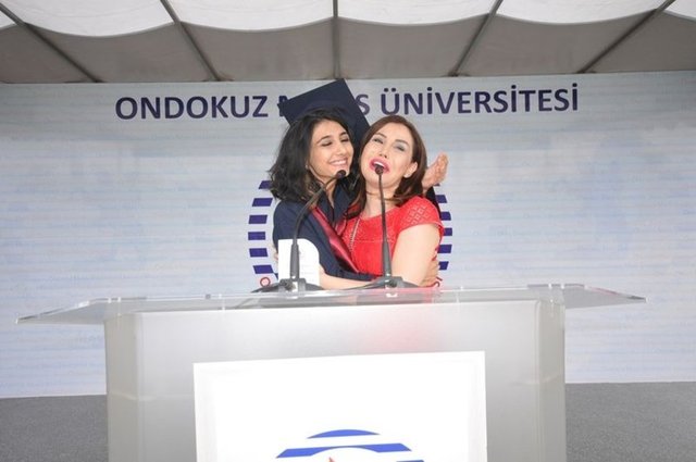 İktisat bölümünü derece ile bitiren Melodi Bozkurt, başarı belgesini annesi Ceylan'ın elinden aldı. Törende kısa bir konuşma yapan Ceylan, göz aşlarını tutamadı.