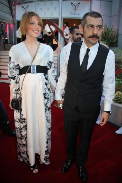 Okan Bayülgen-Şirin Ediger çiftinin 6 yaşındaki kızları İstanbul ilk kez muhabirlerin karşısına çıktı.