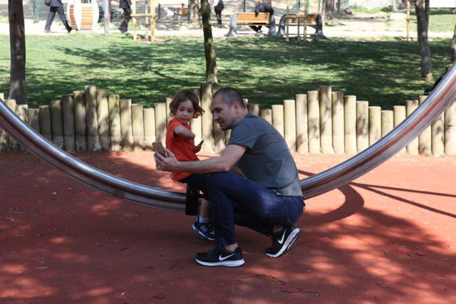 Serkan ÖZTÜRK/HABERTÜRK MAGAZİN - Eski futbolcu Emre Aşık, geçtiğimiz günlerde oğlu Erol'la birlikte Maçka Parkı'nda görüntülenmişti.