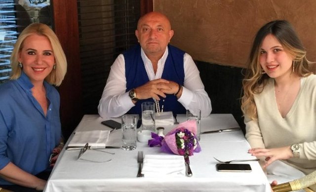 Futbol yorumcusu Sinan Engin'in kızı Elif Engin mezun oldu. 