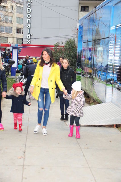 Parkta minik kızlarıyla oyunlar oynayan Özilhan, "Onlar benim her şeyim. Ben de küçükken parka gittiğimde çok mutlu olurdum" dedi.