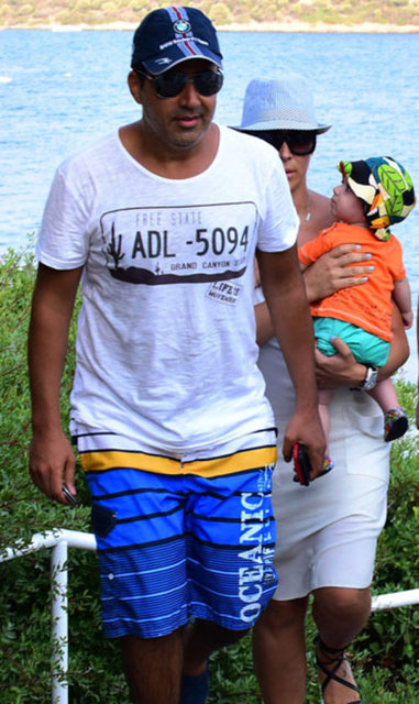 EMRAH OĞLU ELYESA'NIN YÜZÜMNÜ GÖSTERDİ  Eşi Sibel Kirer ve ailesinin Bitez'deki yalısında komşularıyla bıçaklı ve sopalı kavga etmesinden sonra Emrah, Bodrum'dan ayrılmıyor...