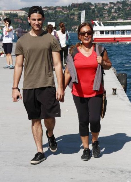 Yeşilçam'ın ünlü oyuncularından Bahar Öztan, liseyi bitiren 18 yaşındaki oğlu Yiğit'e mezuniyet hediyesi olarak Mercedes marka otomobil aldı.