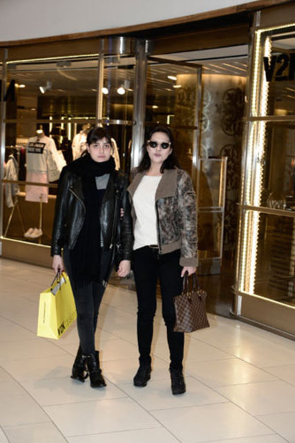 Aydan Şener ve kızı Ecem Akbin, alışveriş sonrası objektiflere yansıdı...