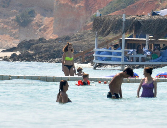 HABERTÜRK MAGAZİN / Yunus Emre ÇINAR  Ünlü oyuncular Aylin Kontente ve Alper Kul çiftinin bebekleri denizle tanıştı.