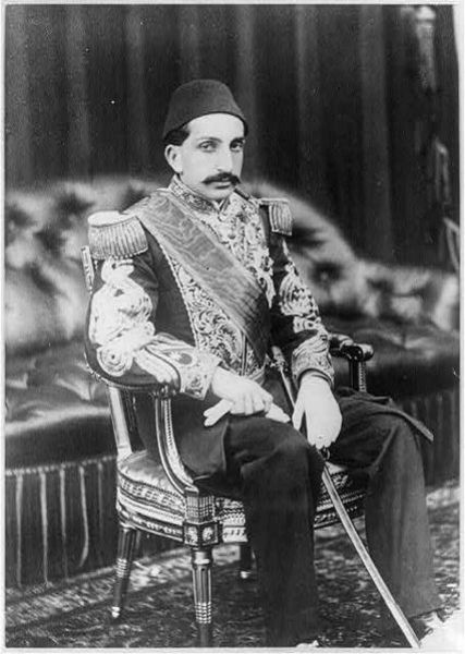 En uzun süre tahtta kalan padişahlardan biri olan 2. Abdülhamid, halka uyguladığı baskı ve yasaklarla tanındı. Bu süre boyunca 16 karısı olan 2. Abdülhamid'in eşleri şöyle sıralanıyordu: Nazik-eda Kadın Efendi, Bedr-i Felek Kadın Efendi, Safi-naz Nur-efzu, Kadın Efendi, Bidar Kadın Efendi, Dilpesend Kadın Efendi, Mezide Mestan Kadın Efendi, Emsal-i Nur Kadın Efendi, Ayşe Dest-i Zer Müşfika (Kayıhan) Kadın Efendi, Saz-kar Hanımefendi, Peyveste Hanımefendi, Fatma Pesend Hanımefendi, Behice (Maan) Hanımefendi, Saliha Naciye Hanımefendi, Dürdane Hanım, Calibos Hanım ve Nazlıyar Hanım