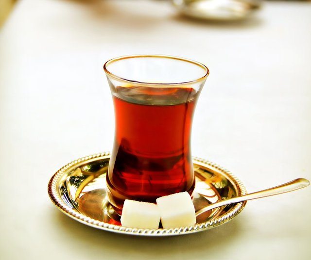 Çay içmek onlar için bir ritüel gibidir ve içerken düşünürler de düşünürler. Bu düşünceler hayat ve para üzerine olduğu gibi, daha soyut konularda da olabilir.