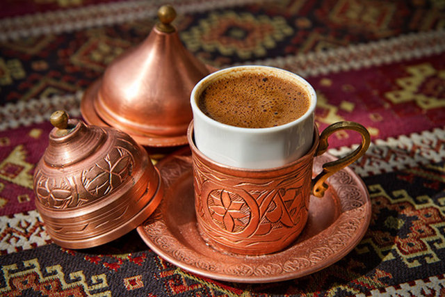 TÜRK KAHVESİ: Bu tip, açık ara en sıkıcı insan tipidir diyebiliriz. Doğar, derslerine çalışır, iyi kötü bir okul bitirir ve geç kalmadan evlenirler.