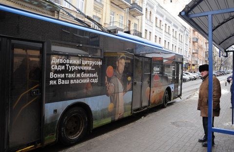 Narenciye Tanıtım Grubu'nun 2009 yılında Rusya'da kullanmaya başladığı Tarkan'lı reklam otobüsü Kiev caddelerinde...