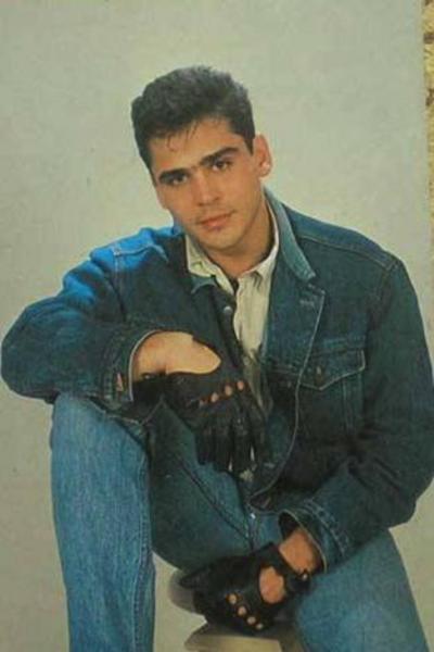 Tolga Savacı, aslında uçak mühendisi olmak istiyordu. Ama ailesi karşı çıkınca o da kendi parasını kazanmak için mankenlik yapmaya başladı. - jbr> 1983 yılında ilk sinema filmi teklifini aldı. Ama bu proje bir türlü gerçekleşmedi. Savacıda bunun üzerine mankenlik eğitimi almak için İtalya'ya gitti. İki yıl İtalya, Almanya, Fransa'da mankenlik yaptı.