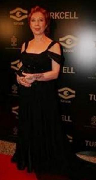 -  - Ama katıldığı film galalarında ve özel gecelerinde de canlandırdığı rollerden bambaşka bir görüntü sergiliyor.