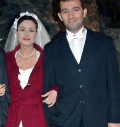 Bu fotoğraftaki aktörü de Türkiye bir reklam filmiyle tanıdı... Şevket Çoruh, Müjdat Gezen Sanat Merkezi'ni bitirdi.