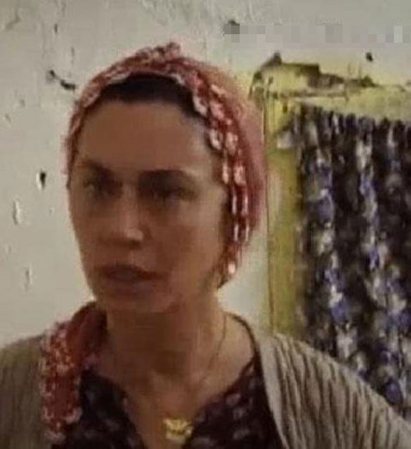 Ayas, Hanımın Çiftliği'nde canlandırılan döneme ve sosyal statüsüne uygun giyiniyor.