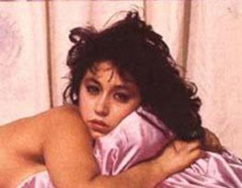 Onlar bu ünlü oyuncuyu başına oyalı yemeni bağladığı, basma elbiseler giydiği haliyle izliyorlar.