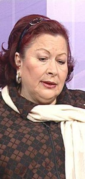 1986'dan bu yana kamera karşısında olan Aras, Perihan Abla, Mahallenin Muhtarları adlı dizilerle hafızalara kazındı.