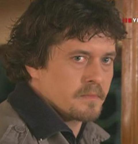 Mete Horozoğlu'nu Öyle Bir Geçer Zaman ki dizisinde 60'ların Yeşilçam filmlerinden fırlamış jönler gibi izliyorsunuz.