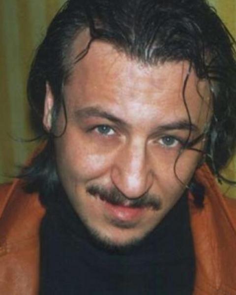 Ankara Üniversitesi DTCF Tiyatro Bölümü'nü bitiren Falay, çeşitli özel tiyatrolarda ve Ankara Devlet Tiyatrosu' nda iki yıl çalıştıktan sonra, 1997 yılında kuruluş sınavıyla beraber İzmit Şehir Tiyatrosu sanatçısı oldu.