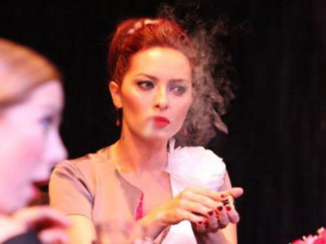 Son dönemin en gözde dizi yıldızlarından biri Ayça Bingöl. Milyonlarca kişi onu TV'deki en önemli rollerinden birini üstlendiği Öyle Bir Geçer Zaman ki'de acılı anne olarak izliyor.