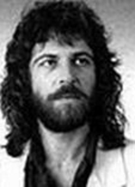 Bu siyah- beyaz fotoğrataki ünlü de saçları dışında çok da fazla değişmedi aslında.