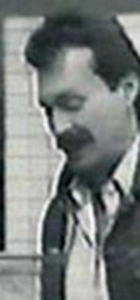 Peki bu siyah- beyaz fotoğraftaki ünlüyü tanıdınız mı.... Hemen ipuçları vermeye başlayalım. -  - Bu ünlü, henüz lise yıllarındayken okulun tiyatro koluna girdi. Ve bir gazetenin açtığı tiyatro yarışmasında ödül kazandı.