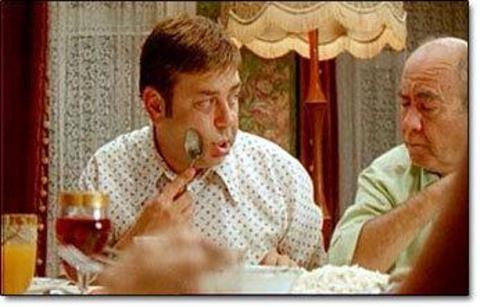 Ali Düşenkalkar da binbir surat oyunculardan biri.