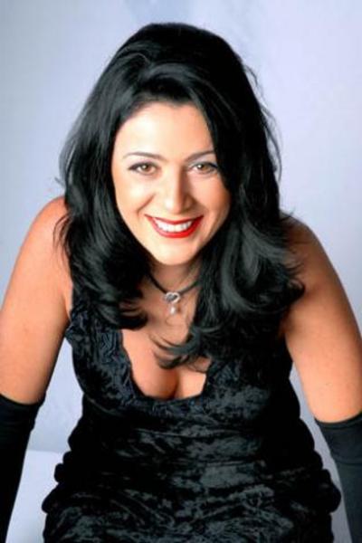 Siz Zeyno Eracar'ı her hafta salı akşamları arkaya toplanmış saçları ve içindeki kötülüğü ayna gibi yansıtan yüzüyle görüyorsunuz. Deneyimli oyuncu Zeyno Eracar bu karakteri öyle başarıyla yaşatıyor ki her hafta milyonlar ona ekran başında beddua ediyor.