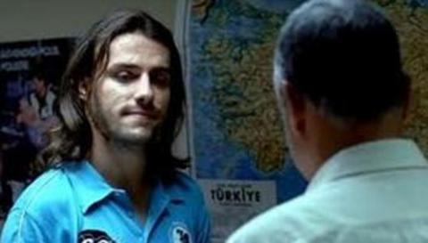 Bu uzun saçlı genç adam size de bir yerdenden tanıdık geldi mi...