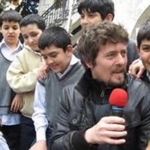 Horozoğlu, 2001 yılında Anadolu Üniversitesi Devlet Konservatuarı Tiyatro Bölümü'nden mezun oldu. İstanbul Devlet Tiyatrosu, Çığır Sahnesi Oyuncuları, Semaver Kumpanya gibi çeşitli topluluklarla çalıştı.