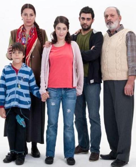 Bir çok tiyatro oyununda rol aldı ama onu milyolarca kişi TV dizileriyle tanıdı. Süper Baba, Binbir Gece onun rol aldığı dizilerden bazıları. -  - Metin Çekmez, şu aralar Adını Feriha Koydum dizisinde apartman kapıcısı Rıza Bey'i canlandırıyor.