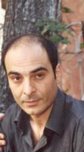 Murat Daltaban, ODTÜ Maden Mühendisliği'nde okuduktan sonra, 1992'de Ankara Üniversitesi DTCF Tiyatro Bölümü Oyunculuk Ana Sanat Dalı'ndan mezun oldu. İstanbul Şehir Tiyatroları'nda çalıştı. Bir dönem kulüplerde grubuyla rock ve punk tarzı müzik yaptı.