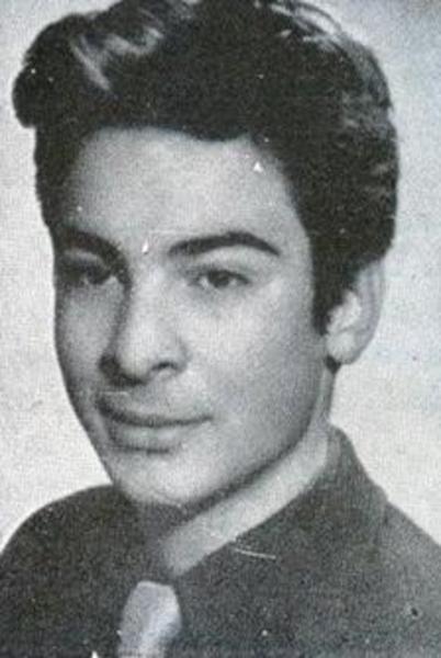 Bu ünlüyü de aslında saçları olmasa bir bakışta tanıyacaksınız...