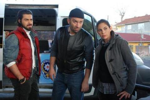 -  - Şu sıralar Arka Sokaklar'da Komiser Mesut karakterini canlandırıyor.