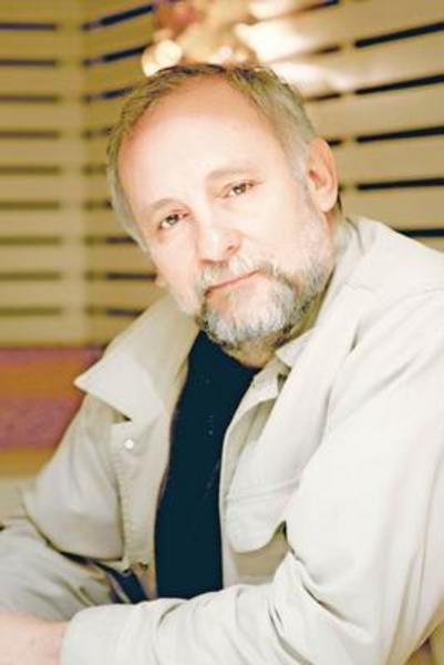 -  - Uzun süre Devlet Tiyatrosu'nda görev yaptı. Halen aynı kurumda yönetmen kadrosunda.