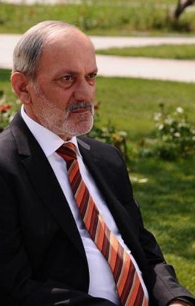 Şu sıralar Adını Feriha Koydum dizisinde oynayan Çekmez, aslında gazetecilik eğitimi aldı. 1962 yılında Hamlet oyunuyla tiyatroyla tanıştı. Konservatuar eğitimi görmeyen Çekmez, usta- çırak ilişkisi içinde deneyim kazandı.