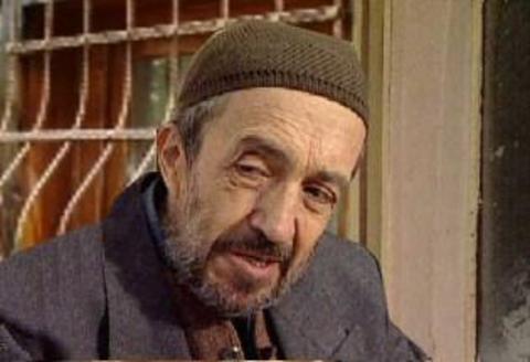 -  - Işık Lisesi'ni bitirdikten sonra Sorbonne Üniversitesi Tiyatro Enstitüsü'nde tiyatro öğrenimi gördü. 1953 yılında İstanbul Üniversitesi Gençlik Tiyatrosunda tiyatroya başladı. Cep Tiyatrosu, Oda Tiyatrosu, Dormen Tiyatrosu, Sahne Z ve Halk Oyuncuları çalıştığı tiyatrolar arasındadır. Oyuncu 1991-1992 yılları arasında Gaziantep Şehir Tiyatrosunda sanat yönetmenliği yaptı.