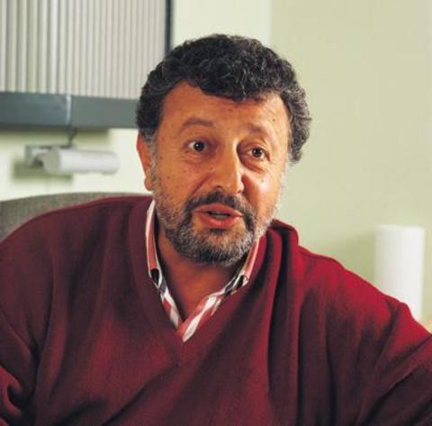 Hukuk Fakültesi'nde okuyan Akpınar, Ulvi Uraz Tiyatrosu'nda "Gözlerimi Kaparım Vazifemi Yaparım" ile oyunculuğa başladı.