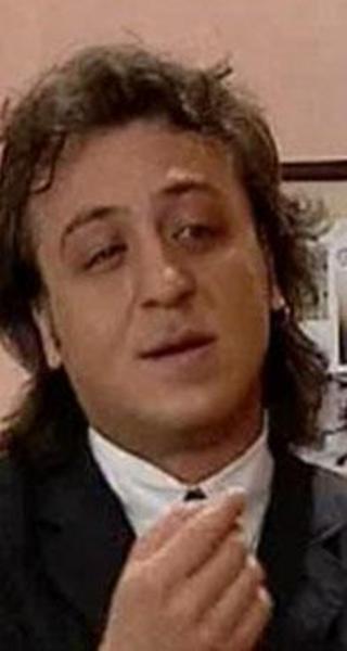 Eğer Barış Falay'ı Kerpeten Ali karakteriyle özdeşleştirdiyeniz bu görüntü sizi şaşırtacak. -  - Ezel'in astığı astık karakteri Kerpeten Ali'yi canlandıran Falay, yıllar önce Dadı dizisinde bir eşcinsel karakteri oynuyordu.