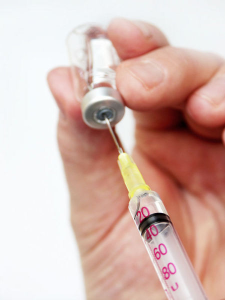 Genellikle hekimler erkeklere hangi aşıyı olup olmadığını soruyor; ona göre uygulama yapıyor