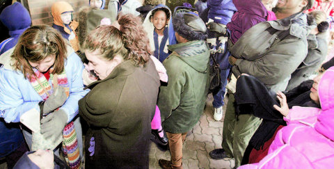 Uzmanlar, HPV (Rahim Ağzı Kanseri aşısı) için son dönemlerde tartışılan bir aşı türü olduğunu söylüyor. Ancak bu aşının rutin olarak kullanımı yok. Etkinliği açısından tartışmaları devam ediyor.