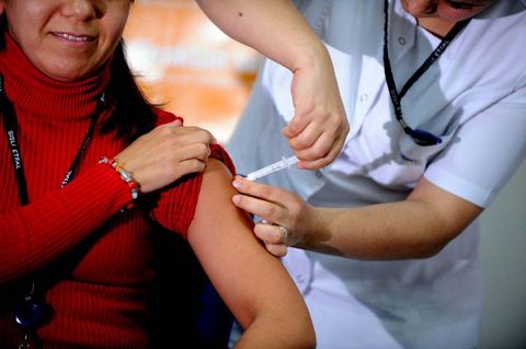 Erişkinlere lüzum halinde ya da risk gruplarına göre aşılar yapılıyor