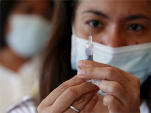 Sarıhummaya karşı zorunlu aşılanma, hassas ülkelere yurt dışından sarıhumma virüsünün gelmesini önlemek için yerine getiriliyor.  - Bu ülkelerin bir kısmı sarıhummanın görülmediği ancak taşıyıcı sineklerin ve insan olmayan konakların bulunduğu ülkeler.  - Virüsün enfekte bir yolcu vasıtasıyla ülkeye ithal edilmesi, enfeksiyonun potansiyel olarak sinekler ve primatlara (maymunlar vb.) yerleşmesine  - neden olabilecek, bu da yerel toplumda bir enfeksiyon riski oluşması sonucunu doğurabilir.  - Böyle vakalarda, sarıhumma bulaşma riskinin bulunduğu ülkelerden gelen tüm yolcular için -havaalanından transit geçiş yapmışlar da dahil-  - aşılama bir giriş koşuludur.