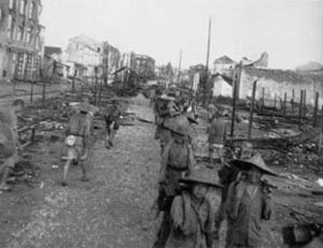 Öldürülen Çinlilerin birirnin kafatası ordunun aşçısı tarafından kesilmiş diğeri ise süngülenmiş.  -