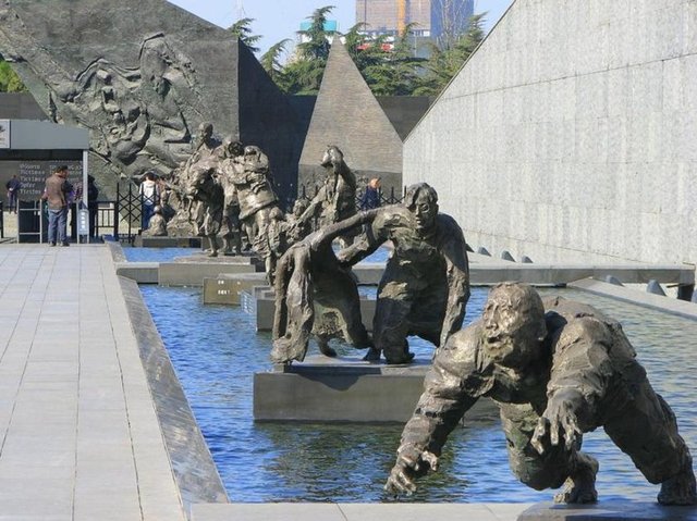 Perşembe günü Çin Arşiv İdaresi tarafından yayınlanan belgelerdeki Japon Kunihiro Nakao'nun savaş sırasında Çin sivilleri yediklerini itiraf ettiği iddia edildi.  -