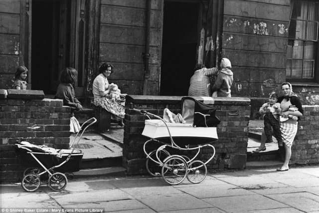 Kadınlar ve çocuklar temiz havanın tadını çıkarıyor. -