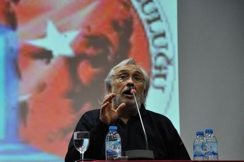 Tiyatrocu Gezen, bir keresinde Fazıl Say konserini perdeye yapışmış bant parçası yüzünden izleyememiş. Çünkü aklında sadece perdedeki bant varmış.