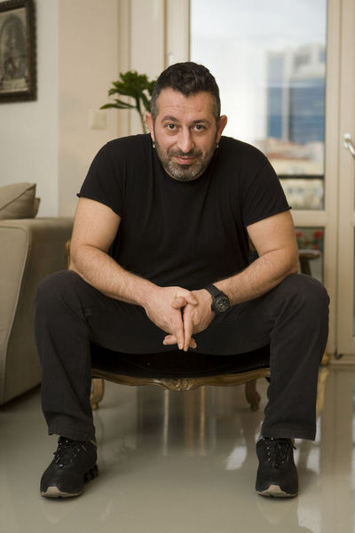 Ünlü komedyen Cem Yılmaz, şovuna çıkmadan önce mutlaka kulisinde bulunan kanepede uyukluyor.